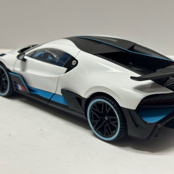 1:18 Bugatti Divo Metal Diecast With LED headlight & Taillight White - Picture 4 of 12